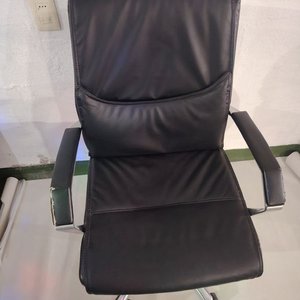 Silla de Oficina Negra con Ruedas y Brazos - imagen 4
