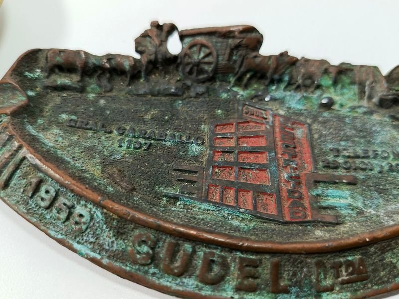 Par de ceniceros en bronce con logotipos y monumento a la carreta - imagen 2