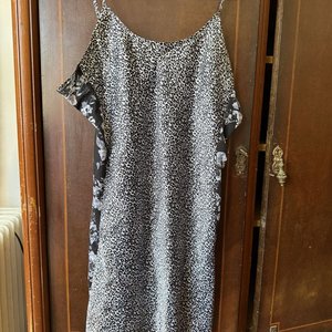 Lote de Dos Vestidos Camiseros: Estampado Floral y Animal Print - imagen 4