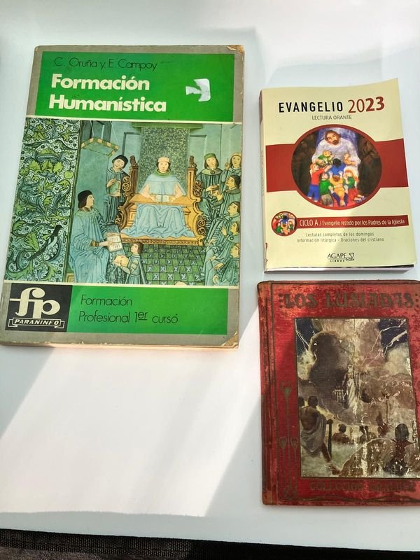 Lote de 3 Libros Usados: Formación Humanística, Evangelio 2023 y Editorial Araluce
