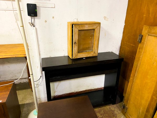 Mueble Auxiliar Negro con Almacenamiento y Pequeño Botiquín de Madera
