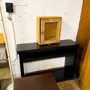 Lote siguiente: Mueble Auxiliar Negro con Almacenamiento y Pequeño Botiquín de Madera