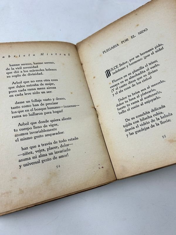 Libro de poesía de Gabriela Mistral, edición antigua con dedicatoria manuscrita - imagen 4