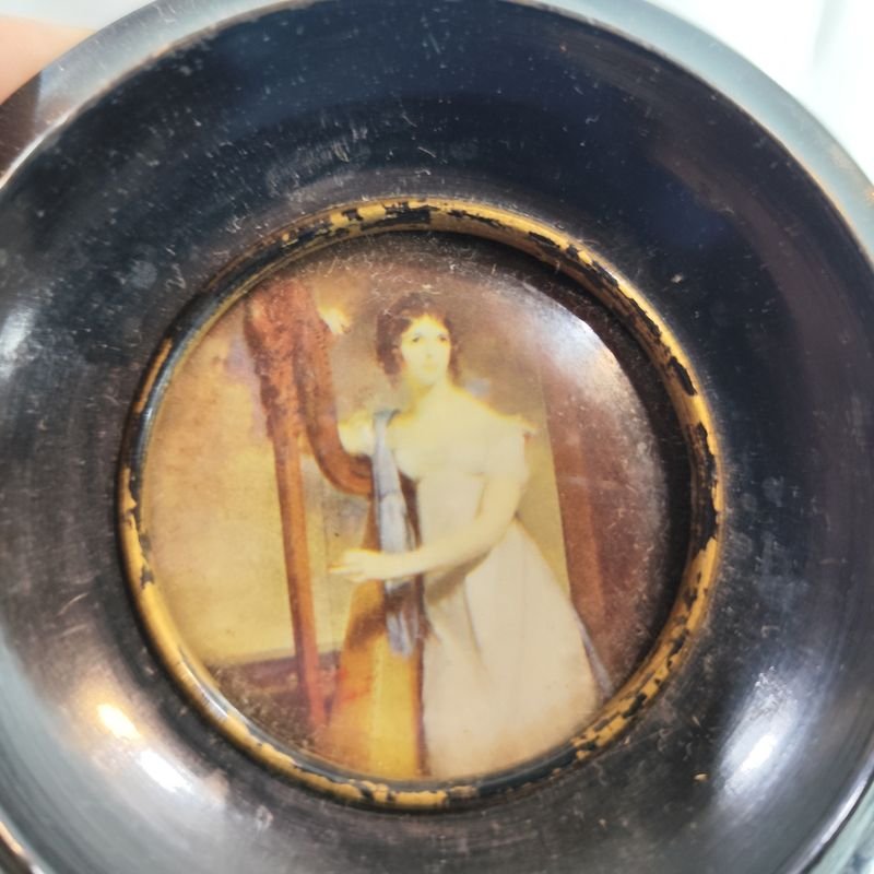 Cuatro pinturas miniatura con marco de madera circular - imagen 3