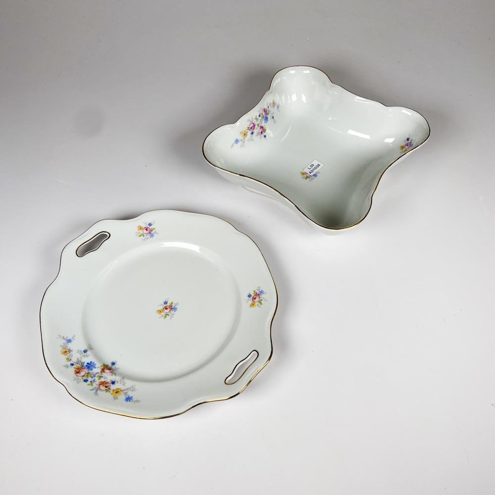 Dos piezas de porcelana checa decoración floral, centro y bandeja masas