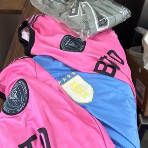 Lote siguiente: Conjunto de Camisetas de Fútbol y Gorra Puma