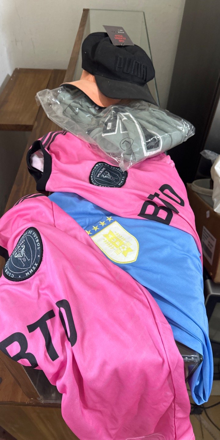 Conjunto de Camisetas de Fútbol y Gorra Puma