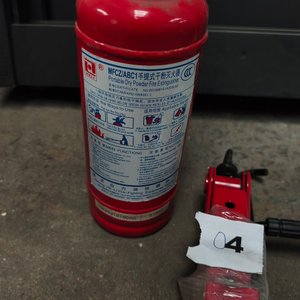 Kit para Auto: Gato Mecánico y Extintor Pequeño Rojo - imagen 2