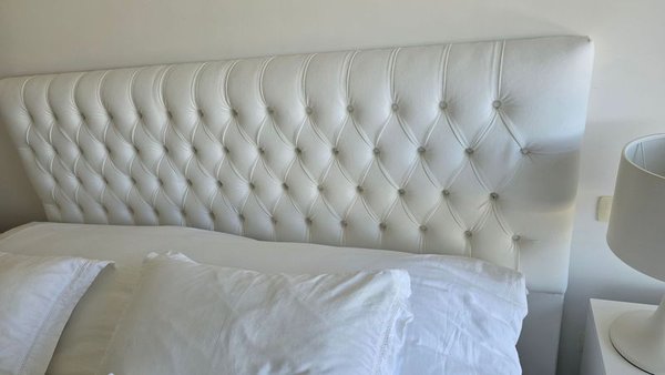 Respaldo de cama de cuero blanco capitoneado - imagen 2