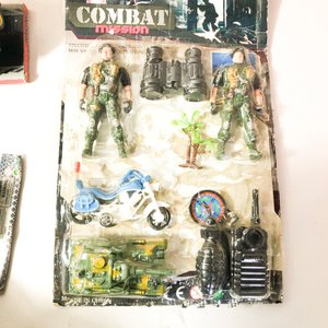 Lote de Juguetes: Castillo, Set Militar, Armas, Camionetas y Más - imagen 3