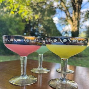 4 copas en cristal de colores con bordes dorados - imagen 3