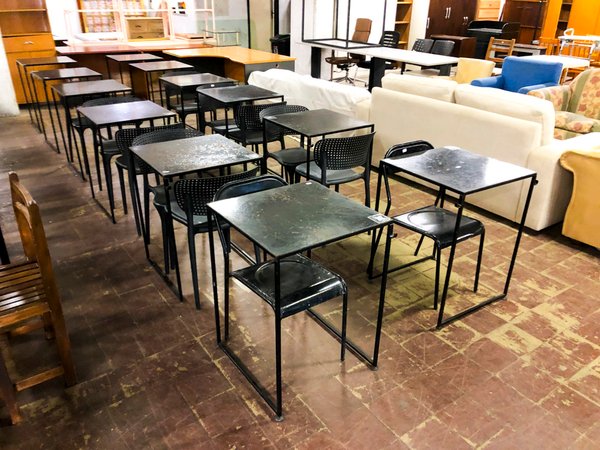 Conjunto de Mesas y Sillas Metálicas Negras para Oficina o Comedor - imagen 1