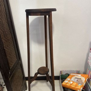 Lote siguiente: Pedestal de Roble Estilo Clásico