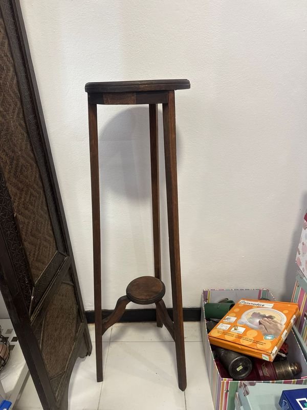 Pedestal de Roble Estilo Clásico