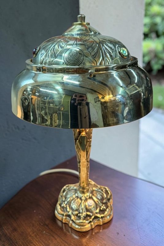 Lámpara de Mesa Antigua en Bronce con Pantalla Repujada y Cabujones - imagen 1