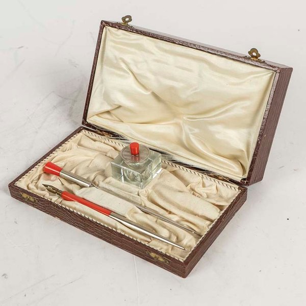 Set de Escritorio Antiguo: Tintero, Abrecartas y Pluma en Plata y Baquelita Coral con Estuche