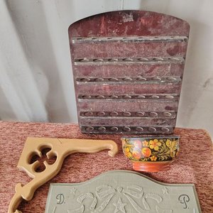 Lote de Artículos de Madera: Cuenco Decorado, Perchero y Expositor - imagen 4