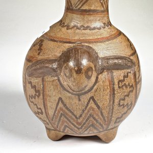 Cerámica Chilena Decorada con Diseño Geométrico y Figura Antropomorfa - Altura 15 cm - imagen 2
