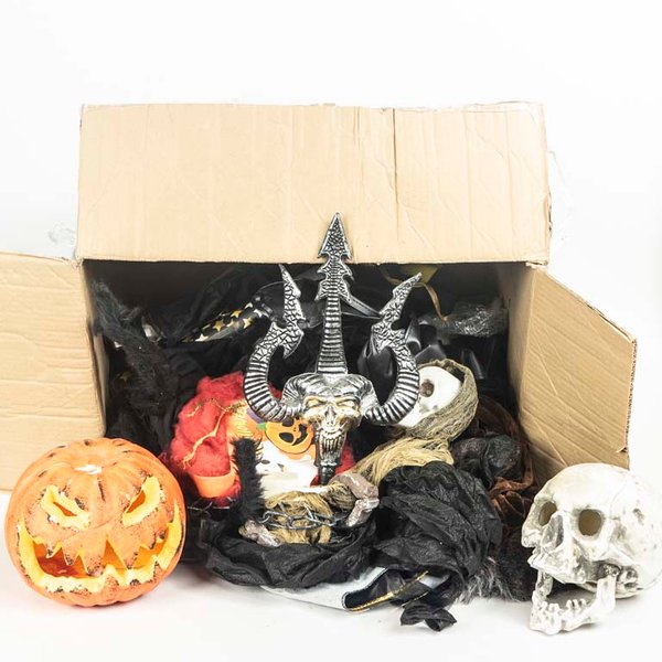 Caja con Artículos de Halloween: Calabaza, Cráneo y Tridente - imagen 1