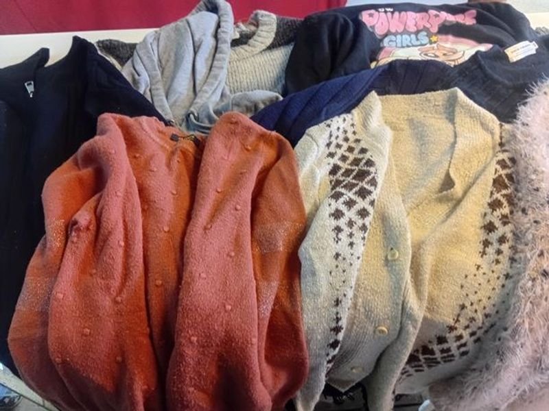 Lote de pretemporada con buzos y sacos en hilo, lana y polar - imagen 3