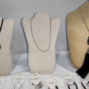 Lote de 50 Piezas de Joyería Nueva en Acero Quirúrgico: Collares, Aretes y Pulseras - imagen 3