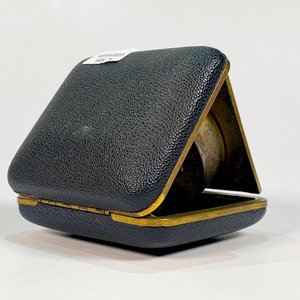 Reloj de Viaje Europa Rectangular Blanco Dorado con Estuche Negro - imagen 3