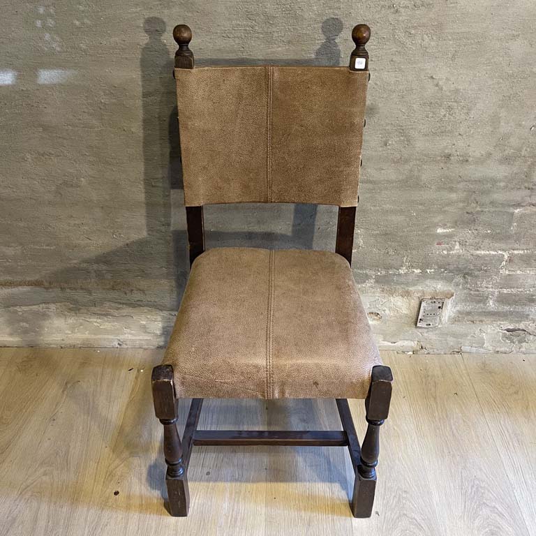 Silla española de estilo - Medidas: 44x38x95cm