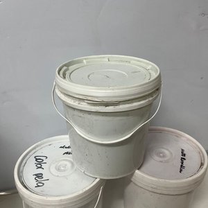 3 Tarros de Pintura Acrílica 5 Litros: Azul, Bermellón y Verde Manzana - imagen 2