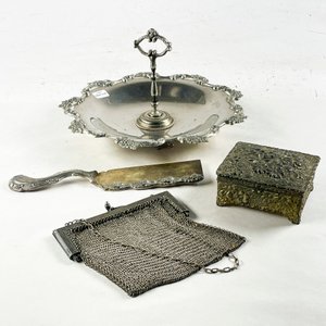 Lote anterior: Set de 4 piezas de metal plateado: centro de mesa, pala de torta, alhajero y cartera de malla