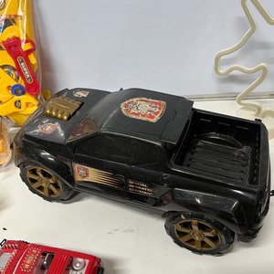 Lote de Juguetes Varios: Camionetas, Muñecas y Accesorios - imagen 8