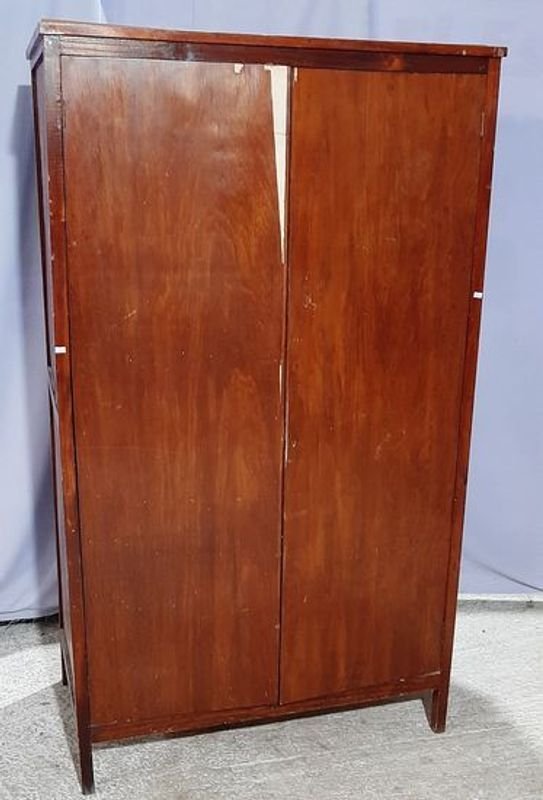 Ropero de Madera Enchapada con Dos Puertas