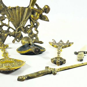 Seis Piezas de Bronce: Marco Decorativo y Utensilios de Servir - imagen 3