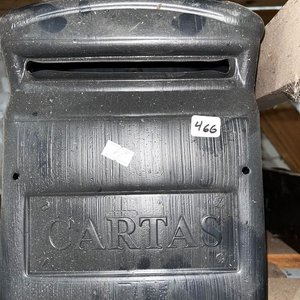 Lote siguiente: Buzón de Cartas Negro de Plástico