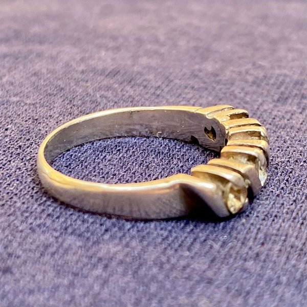 Anillo de plata con piedras transparentes - imagen 2