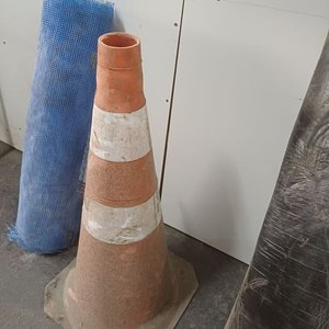Cono de Obra, Rollo de Membrana Asfáltica y Rollo de Malla Azul - imagen 2