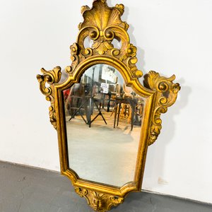 Lote siguiente: Espejo Italiano Antiguo con Marco Esculturado Dorado