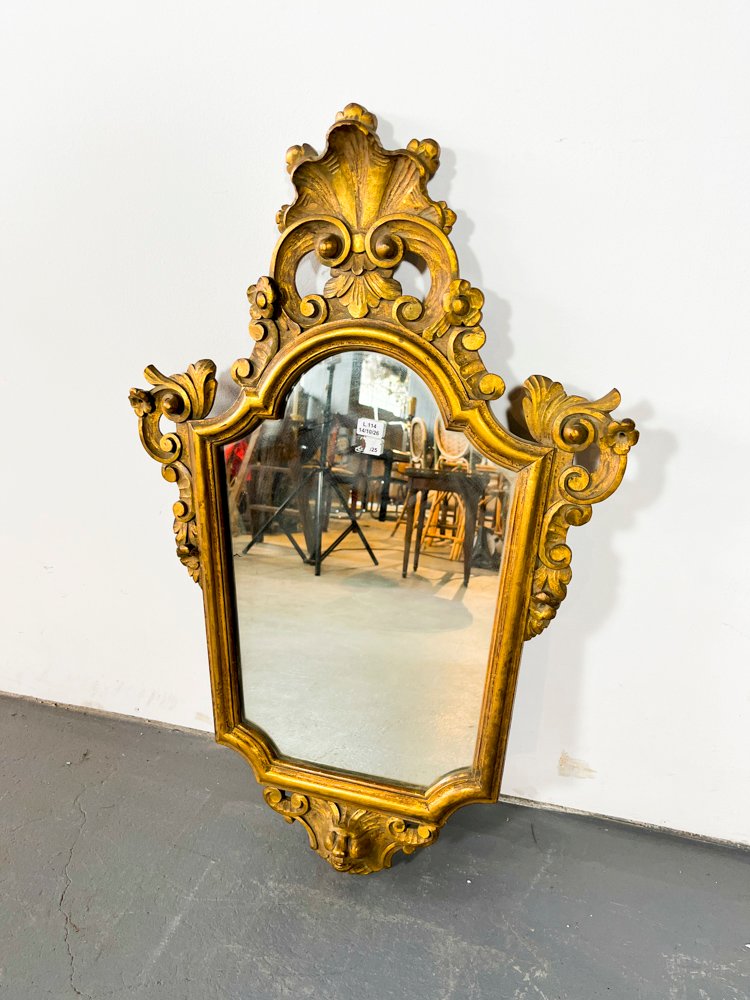 Espejo Italiano Antiguo con Marco Esculturado Dorado