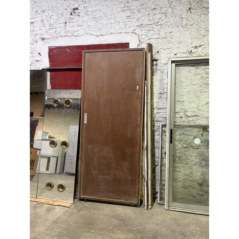Lote anterior: Puerta corrediza de madera con guías metálicas