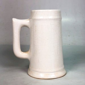 Jarra de Cerveza Antigua de Porcelana Blanca con Monograma y Escena Pintada - imagen 3