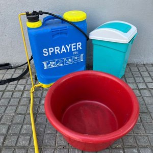 Lote siguiente: Pulverizador 20L, Batea Roja y Papelera Plástica