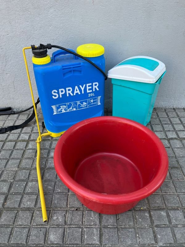 Pulverizador 20L, Batea Roja y Papelera Plástica