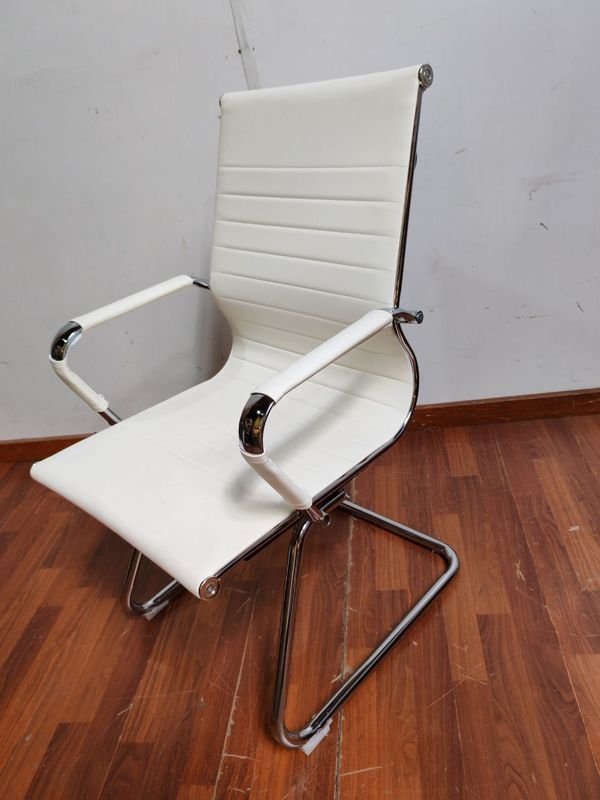 Silla de escritorio de cuero blanco con diseño moderno - imagen 2