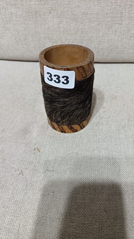 Recipiente Cilíndrico de Madera con Detalle de Pelo