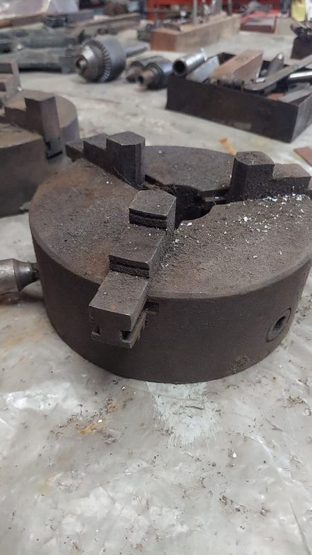Tornillo con llave de metal - imagen 3