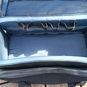 Bolso Acolchado Para Cámara o Equipo Audiovisual Marca ZAMKO, con Correa, Cierres y Divisiones Interiores - Con detalles de Uso - imagen 3