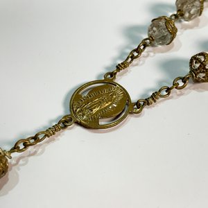 Rosario de Cristal de Roca con Crucifijo Metálico y Medalla de la Virgen - imagen 4