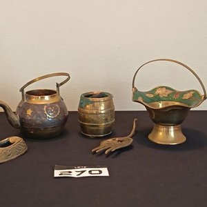 Lote anterior: Lote de Piezas Decorativas en Bronce y Metal: Jarrón, Caldera, Cenicero, Barril, Tenedor y Centro de Mesa