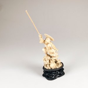 Talla de Marfil: Anciano Pescador con Caña y Bolsa, Base de Madera - imagen 2