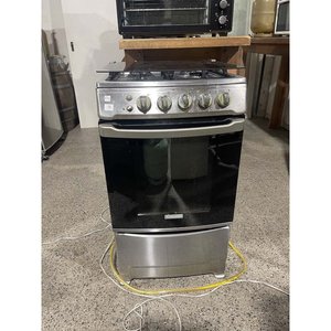 Lote siguiente: Cocina Electrolux a Super Gas con Cuatro Hornallas y Detalle en Horno