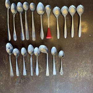 Lote de 19 Cucharas Variadas: Conchas, Mango Rojo y Detalles Ornamentados - imagen 1